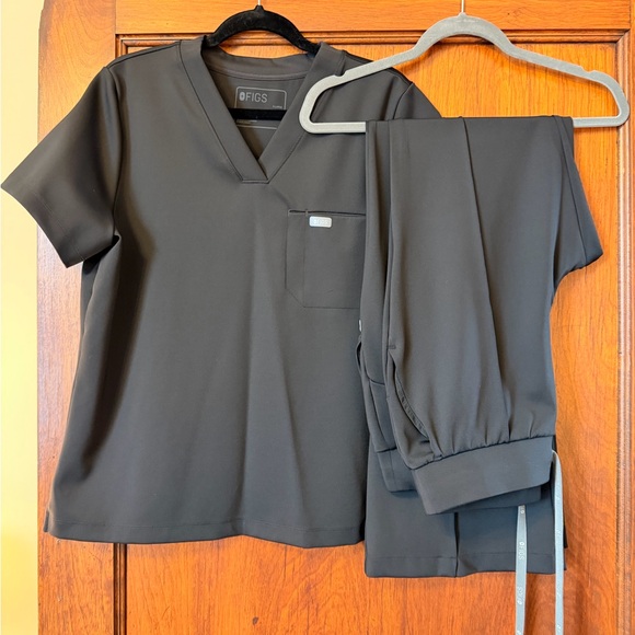 FIGS FORMx Scrub Set - Picture 3 of 5